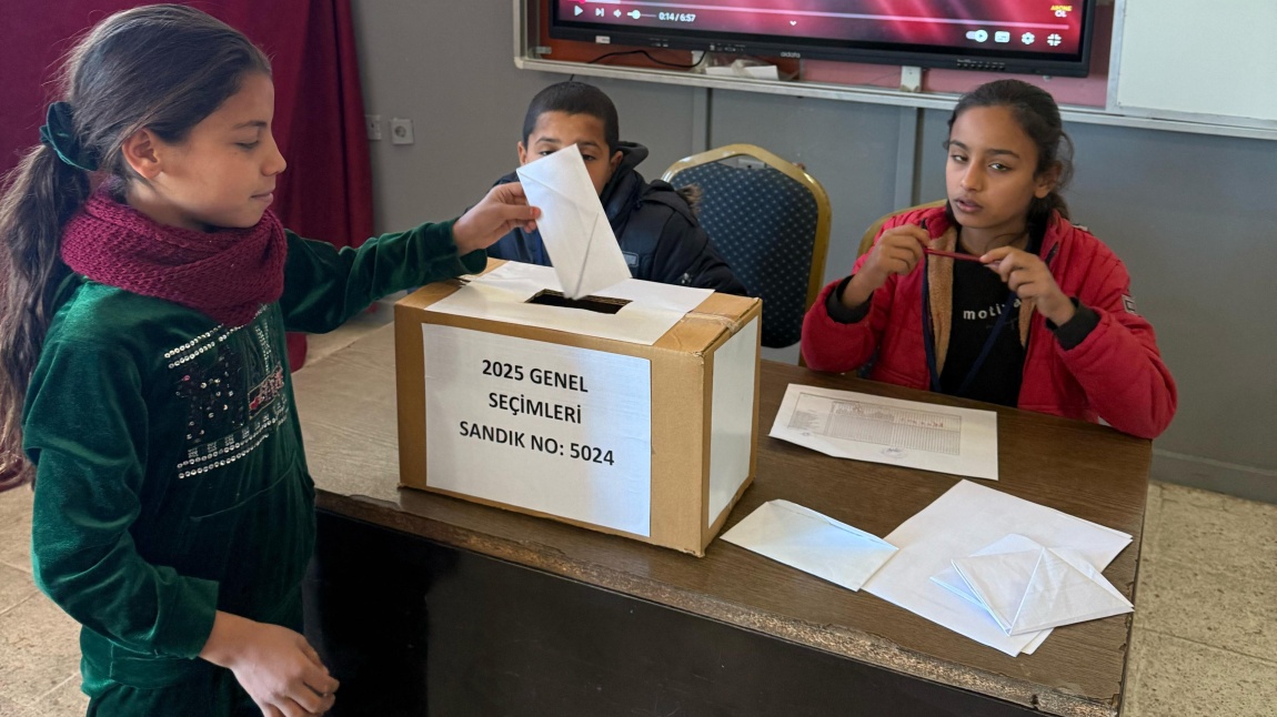 Okulumuzda Sosyal Bilgiler dersinde cumhuriyet ve demokrasi konusunda etkinlik yaptık.