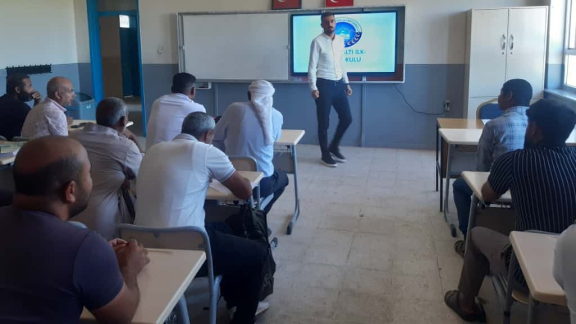 Yamaçaltı Ortaokulu'nda  Akademik Başarı ve Devamsızlık Konularını Görüşmek  Üzere Sınıf Öğretmenleri ve Rehber Öğretmenimiz tarafından Veli Toplantısı Yapıldı.